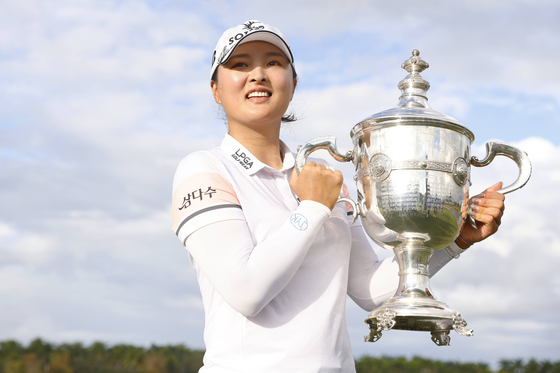 Ko Jin-young poses with the Rolex Player of the Year trophy after winning the CME Group Tour Championship at Tiburon Golf Club on Sunday in Naples, Florida.  [AFP/YONHAP]