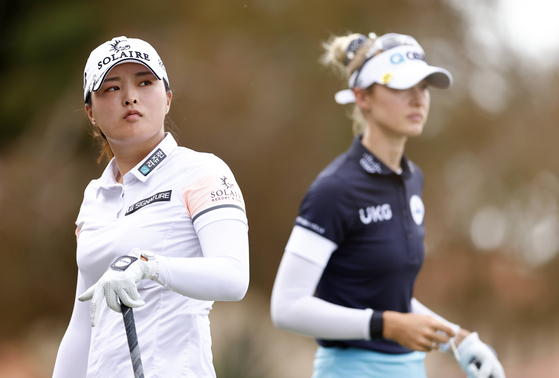 Ko Jin-young, left, and Nelly Korda of the United States on the fourth hole during the final round of the CME Group Tour Championship at Tiburon Golf Club on Sunday in Naples, Florida. [AFP/YONHAP]