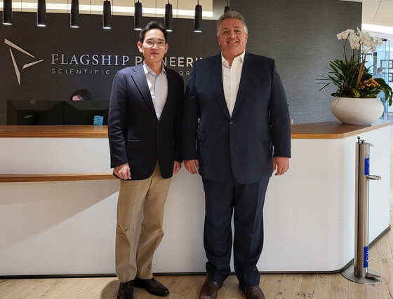 Samsung Electronics' Vice Chairman Lee Jae-yong, left, with Moderna's co-founder and chairman Noubar Afeyan on Nov. 16 at Cambridge, Massachusetts. [SAMSUNG ELECTRONICS]