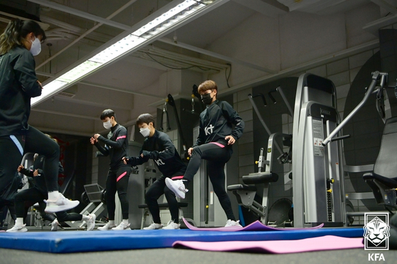 The Korean women's football team train at the National Football Center in Paju, Gyeonggi on Monday. [YONHAP]