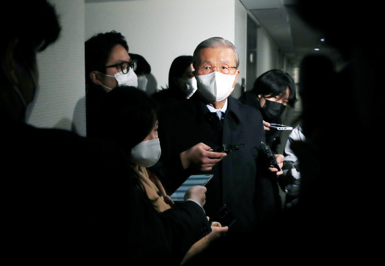 Kim Chong-in, the former interim head of the People Power Party (PPP), answers reporters’ questions outside of his office in Gwanghwamun, central Seoul, Tuesday. [YONHAP]