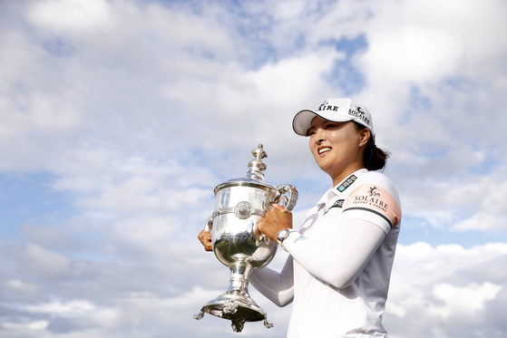 Ko Jin-young poses with the Rolex Player of the Year trophy after winning the CME Group Tour Championship at Tiburon Golf Club on Sunday in Naples, Florida.  [AFP/YONHAP]