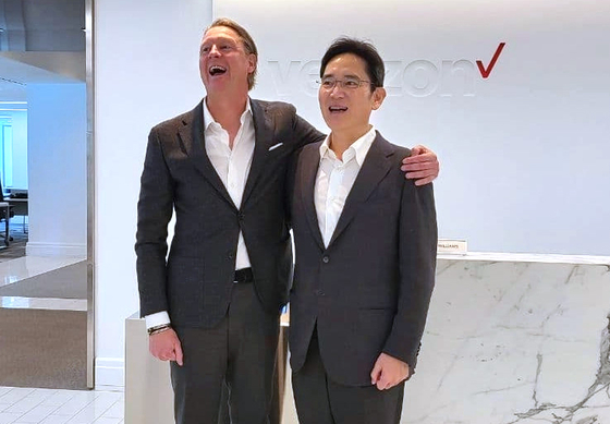 Samsung Electronics' Vice Chairman Lee Jae-yong, right, with Hans Vestberg, CEO of the U.S. telecommunication giant Verizon on Nov. 17 in New Jersey. [SAMSUNG ELECTRONICS]