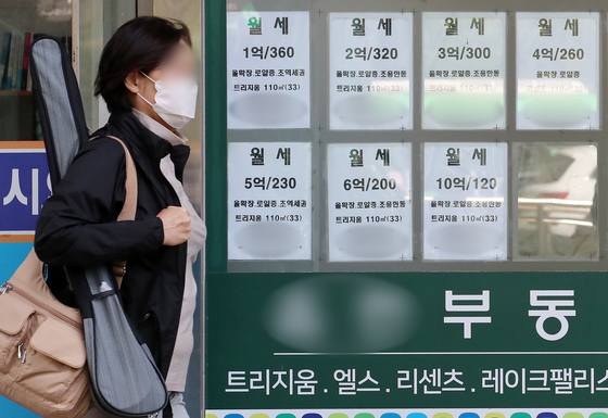 Rents are posted at a real estate agency in downtown Seoul. Due to the skyrocketing property prices and jeonse prices, more people are turning to monthly rentals. [NEWS1]
