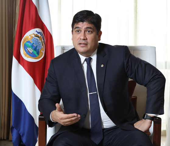 Carlos Alvarado Quesada, president of Costa Rica, speaks with the Korea JoongAng Daily at the Millennium Hilton Seoul on Monday. The president is in Korea on a state visit through today. [PARK SANG-MOON]