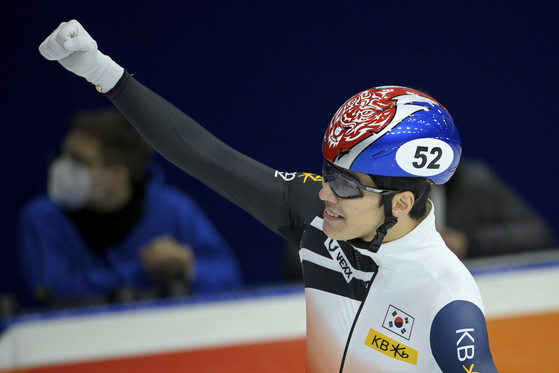 Hwang Dae-heon celebrates after winning the men's 1000-meter final at the ISU Short Track Speed Skating World Cup in Debrecen, Hungary on Sunday. [AP/YONHAP]