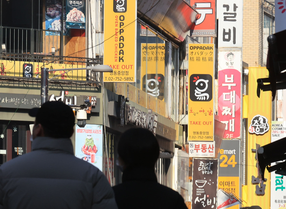  A street in Seoul clustered with restaurant in November. Despite the government easing social distancing regulations since the beginning of this month, as the number of people tested positive with Covid-19 shows little signs of decreasing, small shops including restaurant and coffee shops continue to struggle. [YONHAP] 