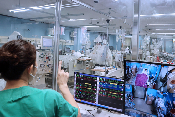 Medical workers care for Covid-19 patients at the intensive care unit of Bagae General Hospital in Pyeongtaek, Gyeonggi, a Covid-only hospital, on Tuesday. [YONHAP]