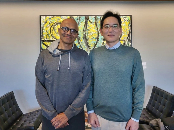 Samsung Electronics' Vice Chairman Lee Jae-yong with Microsoft CEO Satyanarayana Nadella in Redmond, Washington on Nov. 20. [SAMSUNG ELECTRONICS] 