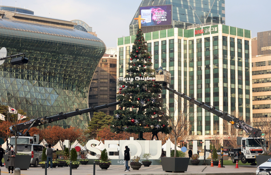 A large Christmas tree is set up in front of Seoul City Hall on Wednesday. [NEWS1]