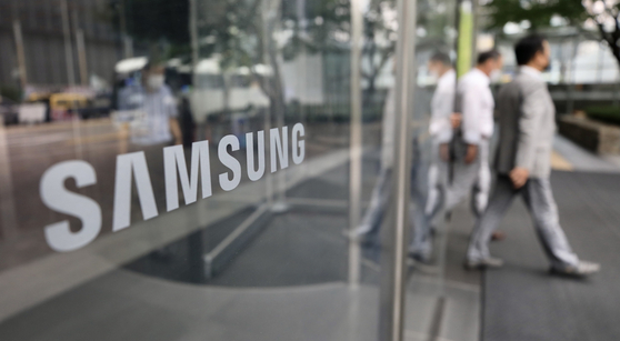 Employees enter Samsung Electronics' headquarters in Seocho District, southern Seoul. [NEWS1]