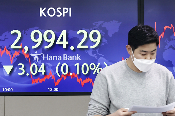 A screen at Hana Bank's trading room in central Seoul shows the Kospi closing at 2,994.29 points on Wednesday, down 3.04 points, or 0.1 percent, from the previous trading day. [YONHAP] 