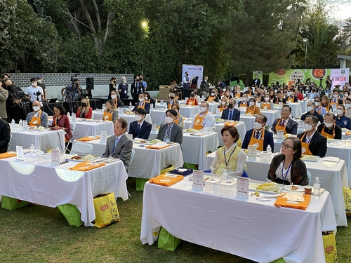Los Angeles city officials, foreign envoys and business leaders gather Monday at the Korean Consulate General in Los Angeles to celebrate Kimchi Day, a holiday that falls on Nov. 22. A resolution to designate the new holiday was passed in California in August. [YONHAP]