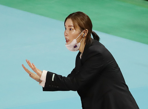 Kim Sa-ni, acting coach of the IBK Altos, talks to athletes during a match against the Heungkuk Life Insurance Pink Spiders on Tuesday at Incheon Samsan World Gymnasium in Incheon. [YONHAP]
