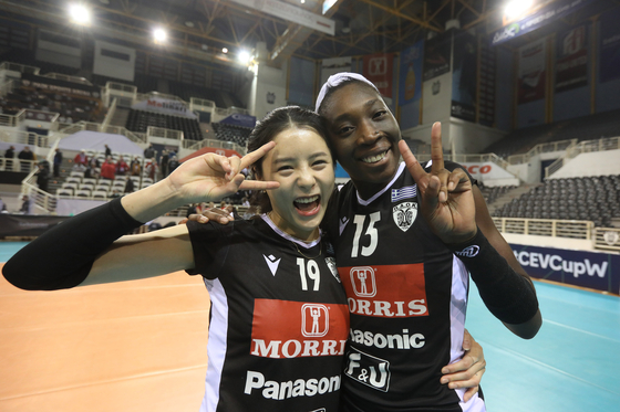Lee Da-yeong, left, celebrates with a teammate after PAOK Thessaloniki beat Belgian club Asterix Avo Beveren 3-0 on Nov. 17 in Mikra Gym hall in Kalamaria, Greece. [EUROPEAN VOLLEYBALL CONFEDERATION]