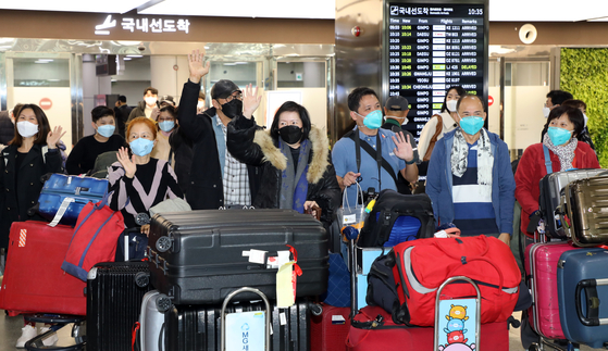 A group of 20 tourists from Singapore arrives at Jeju International Airport on Thursday. They are the first group of Singaporean tourists landing on Jeju Island following a travel bubble agreement between Korea and the country. People from Singapore who enter Korea are exempt from quarantine starting from Nov. 15 if they prove they are fully vaccinated and submit a negative Covid-19 polymerase chain reaction test. [NEWS1]