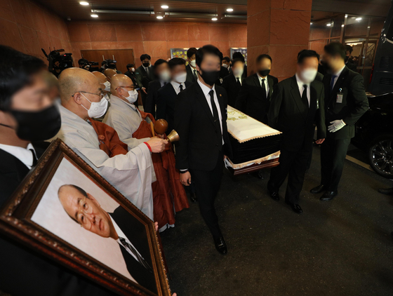 The coffin of late former President Chun Doo Hwan being moved from his funeral hall in Severance Hospital in Seodaemun District, western Seoul, to a crematorium in Seocho District, southern Seoul. [YONHAP]