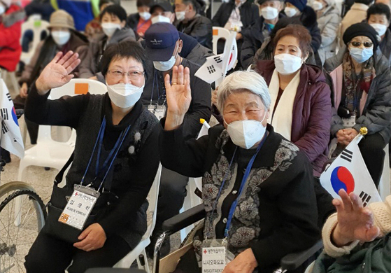 Ethnic Koreans, who were taken to Russia's far eastern island of Sakhalin for forced labor during Japan's 1910-45 colonial rule, and their family members attend a welcoming ceremony at Incheon International Airport on Saturday as they returned to their home country.  [NEWS1]