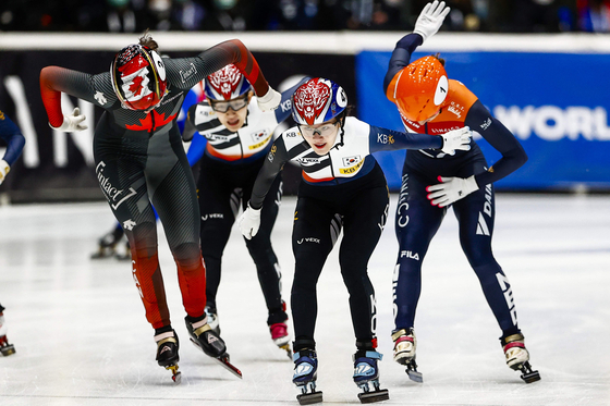 Lee Yu-bin beat Courtney Sarault of Canada and Suzanne Schulting of the Netherlands during the 1500-meter semi-finals at the ISU World Cup Short Track Speed Skating in Dordrecht, The Netherlands on Saturday. [AFP/YONHAP]