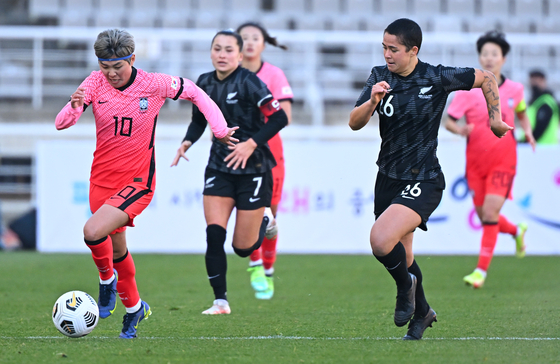 Ji So-yun dribbles past the New Zealand defense at the first friendly held on Saturday at Goyang Stadium in Gyeonggi. [YONHAP]