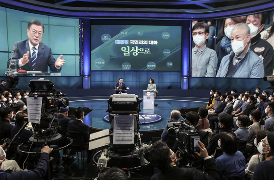 President Moon Jae-in answers questions from audience members during a town hall meeting aired on KBS on Sunday, November 21. [KIM SEONG-RYONG]