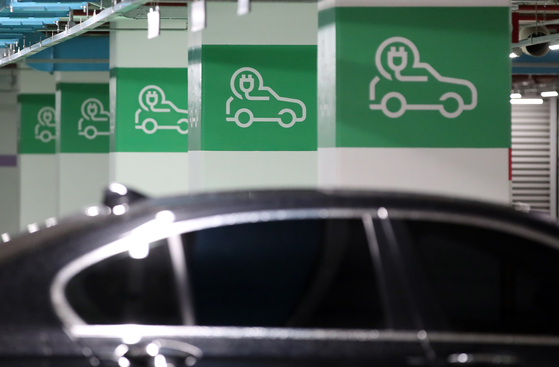 A car gets juiced up at an electric vehicle charging station in Gangnam, southern Seoul. [YONHAP]  
