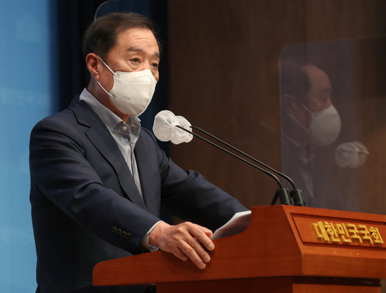 The main opposition People Power Party's presidential campaign chief Kim Byong-joon holds a press conference at the National Assembly in Yeouido, central Seoul on Sunday. [LIM HYUN-DONG]