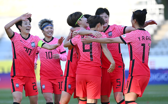 The Korean national team celebrate after Lim Seon-joo scored Korea's winning goal during a friendly against New Zealand at Goyang Stadium in Gyeonggi on Saturday. [YONHAP]