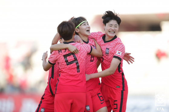The Korean national team celebrate winning their first friendly against New Zealand at Goyang Stadium in Gyeonggi on Saturday. [NEWS1]