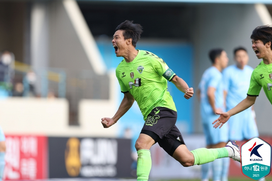 Hong Jeong-ho celebrates scoring Jeonbuk Hyundai Motors' first goal in a match against Daegu FC on Sunday at Daegu Bank Park in Daegu. [KLEAGUE] 