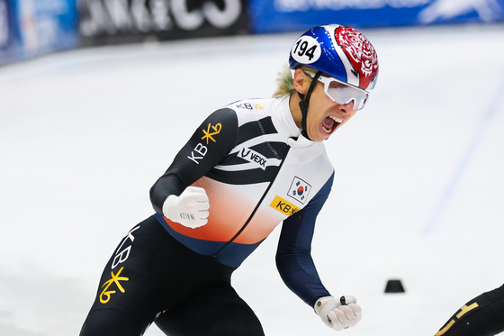 Kwak Yoon-gy celebrates after winning the men's 5000-meter relay race at the ISU World Cup Short Track Speed Skating series in Dordrecht, the Netherlands, on Sunday. [XINHUA/YONHAP]