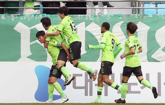 Jeonbuk Hyundai Motors players celebrate scoring their first goal in a match against Daegu FC on Sunday at Daegu Bank Park in Daegu. [YONHAP] 