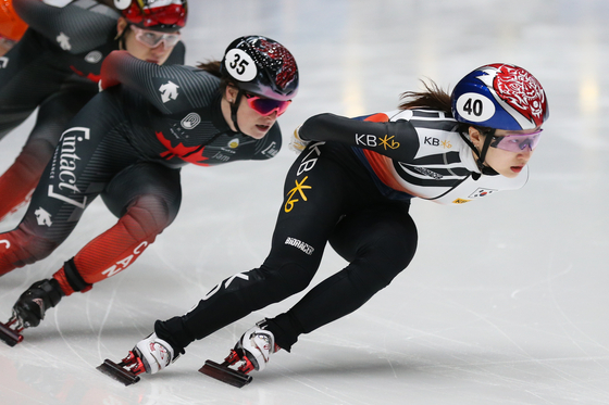 Choi Min-jeong, right, competes during the women's 1000-meter race at the ISU World Cup Short Track Speed Skating series in Dordrecht, the Netherlands, on Sunday. [XINHUA/YONHAP]