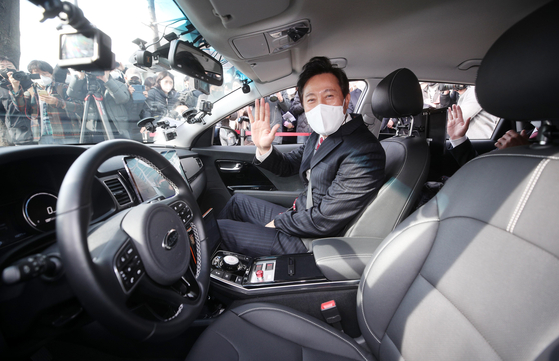 Seoul Mayor Oh Se-hoo waves from inside a self-driving car in Sangam-dong in Mapo District, western Seoul, on Monday, becoming the first passenger in the test-run of the capital city's first commercial autonomous car. [JOINT PRESS CORPS]