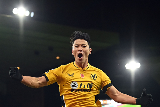 Wolverhampton Wanderers' Korean striker Hwang Hee-chan celebrates after scoring a goal that was later invalidated by the video assistant referee during a Premier League match against Everton at Molineux Stadium in Wolverhampton, England on Nov. 1. [AFP/YONHAP]