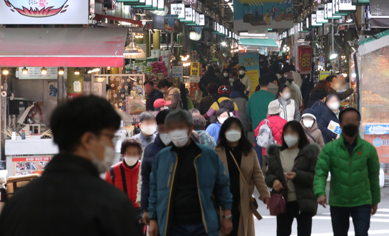 The view of a tradiatioal market in Mapo, Seoul, on Monday. The emergence of a new Covid-19 variant is raising concern on the impact it may have on th real economy. The finanical markets have already responded with the stock market tumbling strongly since Friday. [YONHAP] 