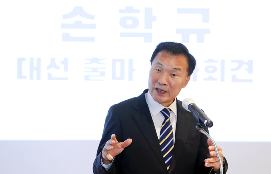 Sohn Hak-kyu, a former chairman of the Bareunmirae Party, the precursor to the minor opposition Minsaeng Party, holds a press conference in Yeouido, western Seoul, announcing his presidential bid as an independent candidate Monday afternoon. [JOINT PRESS CORPS]