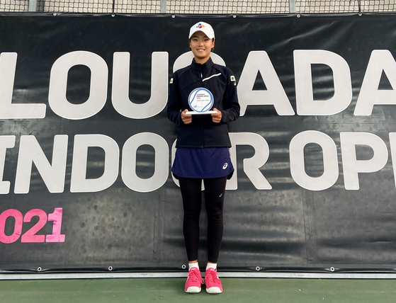 Ku Yeon-woo celebrates winning the women's single trophy at the International Tennis Federation (ITF) Lousada Indoor Open at Lousada, Portugal on Sunday. [SPORTIZEN/YONHAP]