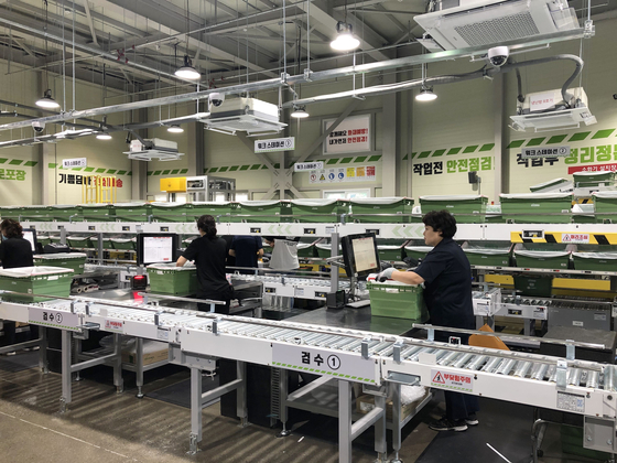 Conveyor belts at Lotte Mart's Uiwang branch in Gyeonggi to facilitate delivery of online orders [LOTTE SHOPPING]