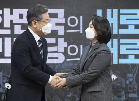 Democratic Party presidential candidate Lee Jae-myung shakes hands with Prof. Cho Dong-youn of Seokyeong University, who was named as a standing co-chair of Lee's campaign at the party's Yeouido headquarters in western Seoul on Tuesday. [NEWS1]