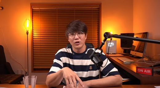During a YouTube livestream in September, singer Sung Si-kyung said he believes Covid-19 vaccinations are a matter of personal choice. [SCREEN CAPTURE]