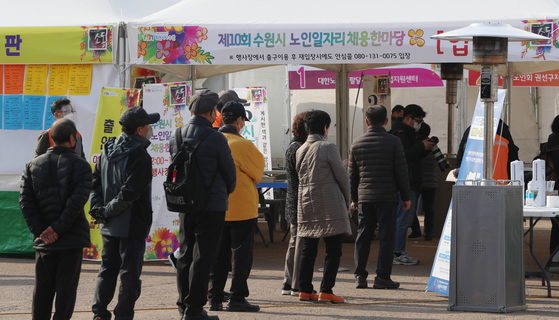 Korean senior citizens wait in line for consultations at a job fair in Suwon, Gyeonggi, on Nov. 29. [NEWS1]  