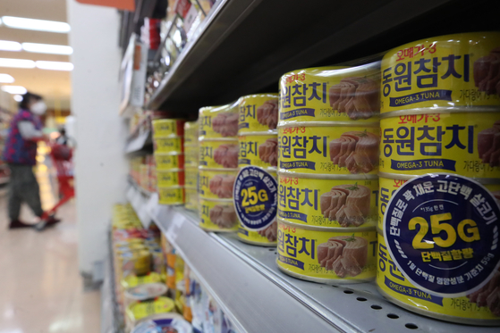 Dongwon F&B canned tuna on a shelf at a major discount mart in Seoul on Tuesday. The company said it will be raising the price of 22 canned tuna products by an average 6.4 percent starting Wednesday. It is the first price hike since 2017. Canned tuna is the latest food product for which prices have been increased. Recently, the prices of foods and beverages, ranging from soda to ramyeon, and even fast food hamburgers, have gone up. [YONHAP] 