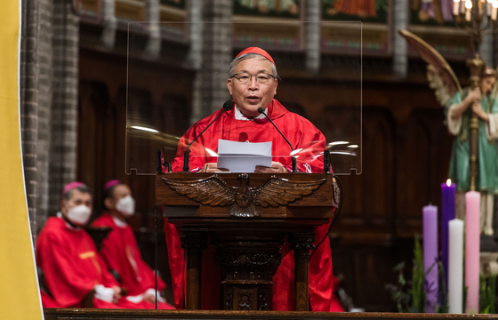 Cardinal Andrew Yeom Soo-jung, 78, makes his final speech as Archbishop of Seoul at a mass in Myeongdong Cathedral in Jung District, central Seoul, on Tuesday. [YONHAP]