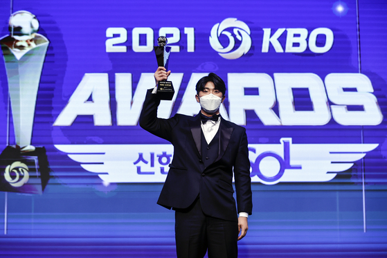 Kia Tigers pitcher Lee Eui-lee accepts the Rookie of the Year award at the KBO award ceremony at Imperial Palace Seoul in southern Seoul on Monday. [YONHAP]
