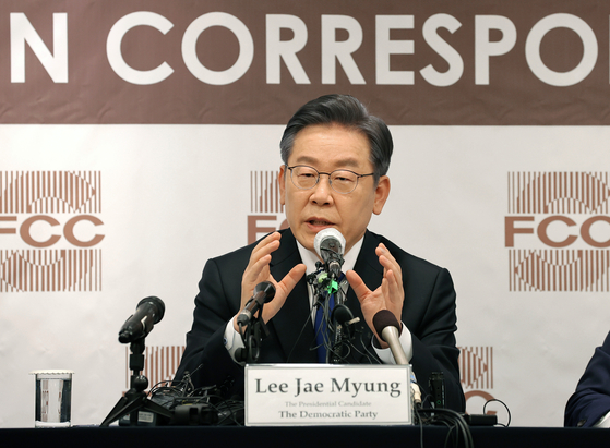  Ruling Democratic Party presidential candidate Lee Jae-myung, former Gyeonggi governor, answers questions from foreign correspondents at the Korea Press Center in Seoul, November 25. [JOINT PRESS CORPS]