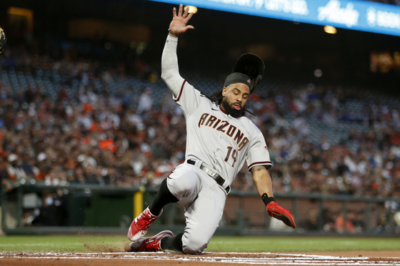 Henry Ramos slides home for the Arizona Diamondback during a game against the San Francisco Giants in San Francisco on Sept. 30. [AP/YONHAP]