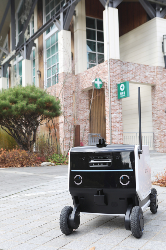 LG Electronics demonstrates an artificial intelligence-powered self-driving robot at Konjiam Resort in Gwangju, Gyeonggi on Dec. 1. The robot is able to oversee the maintenance of hotels and resort facilities. [LG ELECTRONICS]