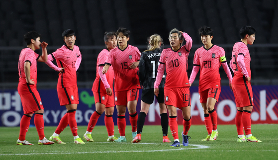 The Korean women's national football team reacts after losing 2-0 to New Zealand in a friendly at Goyang Stadium in Gyeonggi on Tuesday. [YONHAP]