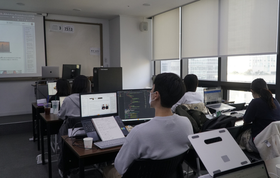 Students take a developer prep course at the Day 1 Company classroom in Gangnam District, southern Seoul, on Nov. 5. [KIM JUNG-MIN]